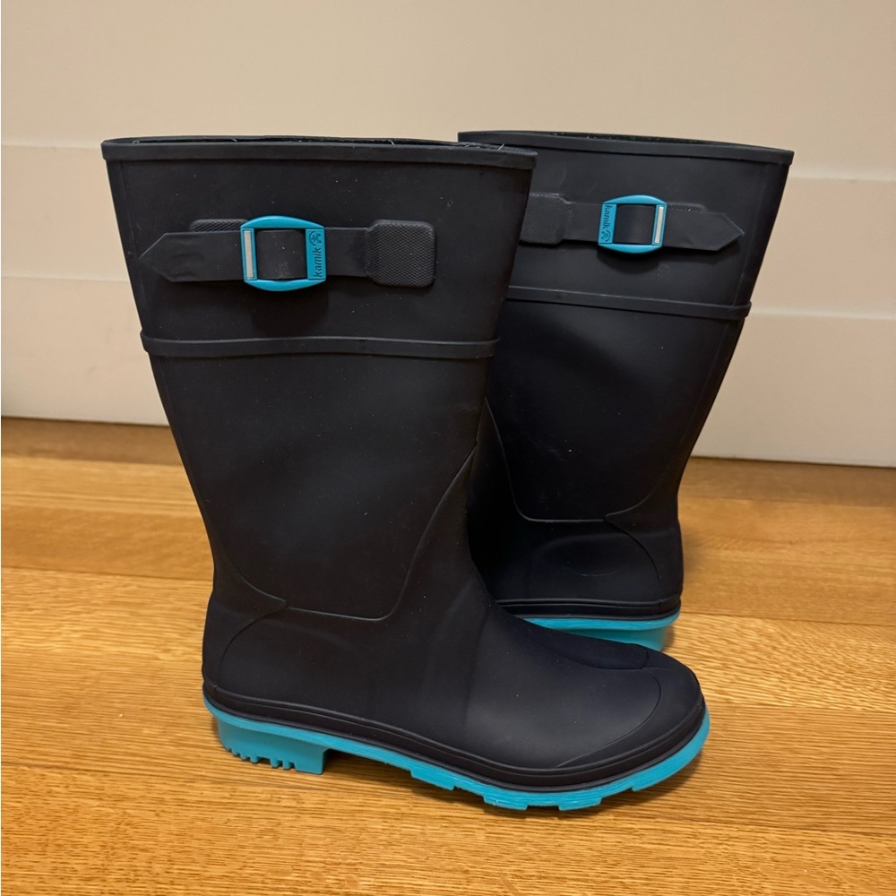 Brand new Kamik waterproof boots in dark navy and teal